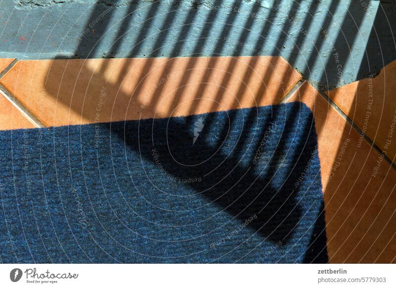 Schatten licht schatten fliesen kacheln boden erdboden fußboden abtreter teppich stuhl gartenstuhl klappstuhl streifen linien gestreift laube tür eingang