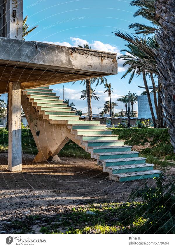Aussentreppe 60er Jahre Hausruine Treppe Bauruine Architektur der 70er Jahre Palmen beton architektur marode