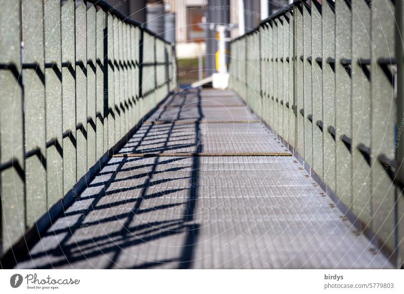 Fußgängerbrücke aus Stahl mit Schattenwurf Brücke Gang Steg Metall Sonnenlicht Weg überqueren Richtung Überqueren Wege & Pfade Stahlbrüstung Brüstung Tiefe