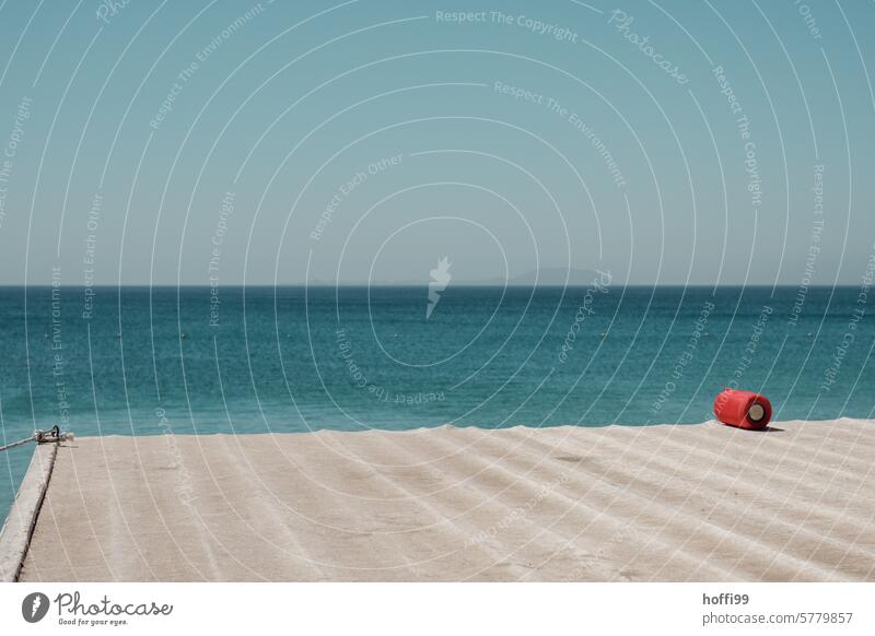 rote bluetooth Soundbar auf einem Dach mit Meer im Hintergrund Soundsystem Gerät subwoofer Verstärker Lautsprecher Bluetooth Smart-Lautsprecher