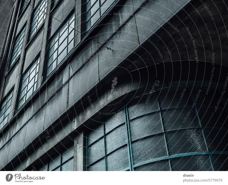 Fassade in Lüttich Liège Fabrikgebäude Fenster Belgien Milchglas Glas