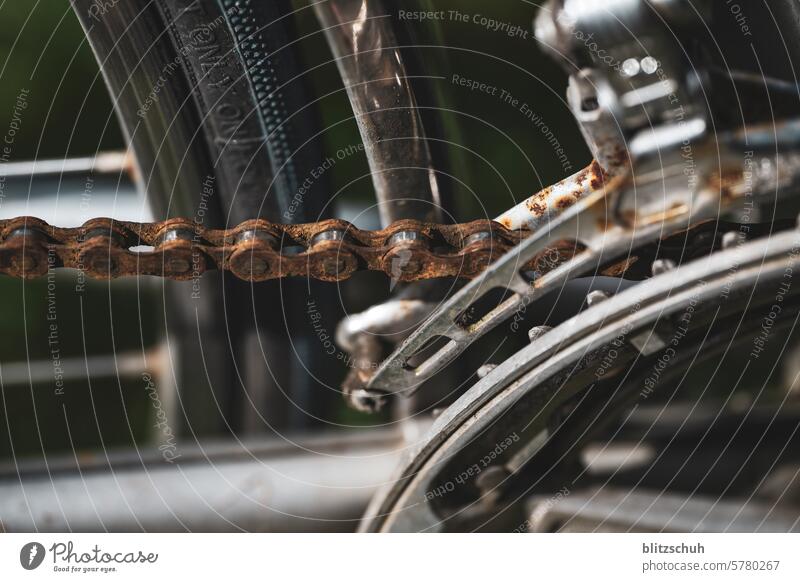 Rostige Fahrradkette mit Kettenführung rost alt Metall Kettenglied Detailaufnahme Verbindung Verbundenheit stark velo Bauteil Antrieb Kraft Makro verostet