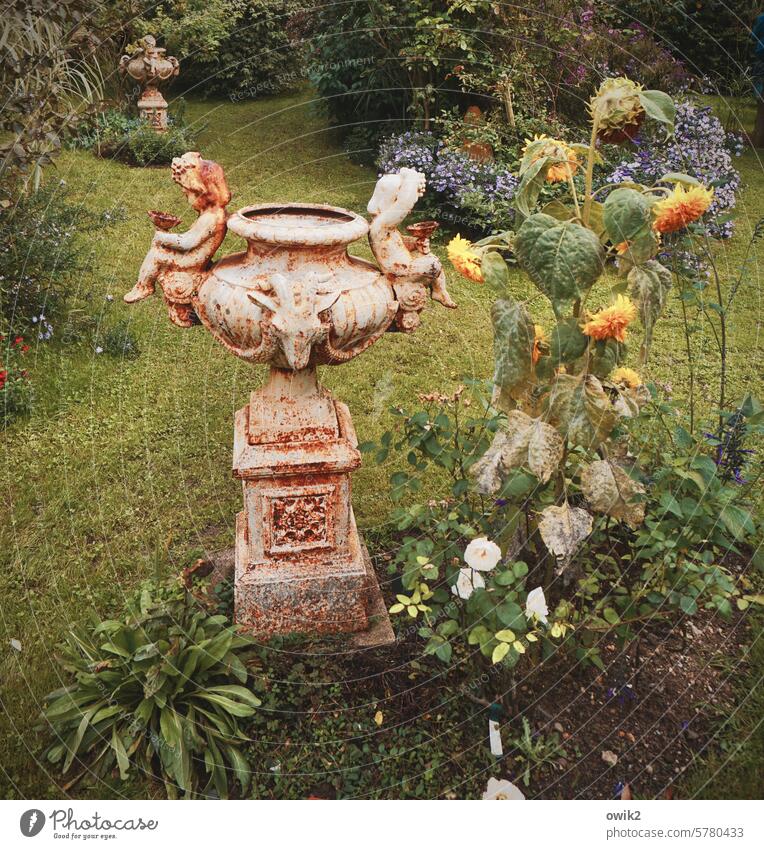 Alter Garten Brunnen Kunsthandwerk Brunnenfigur Vergangenheit Patina Statue Farbfoto Außenaufnahme Herbst Figuren Pflanzen Idylle alt Wiese Blumen und Pflanzen
