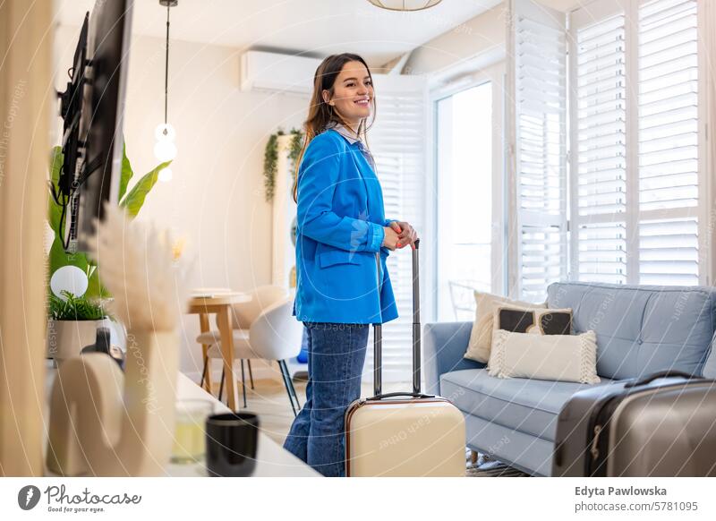 Junge Frau mit ihrem Koffer in einer Mietwohnung Verpackung Bekleidung Ferien reisen Vorbereitung Menschen Gepäck eine Person Tasche Tourismus Reisender Tourist