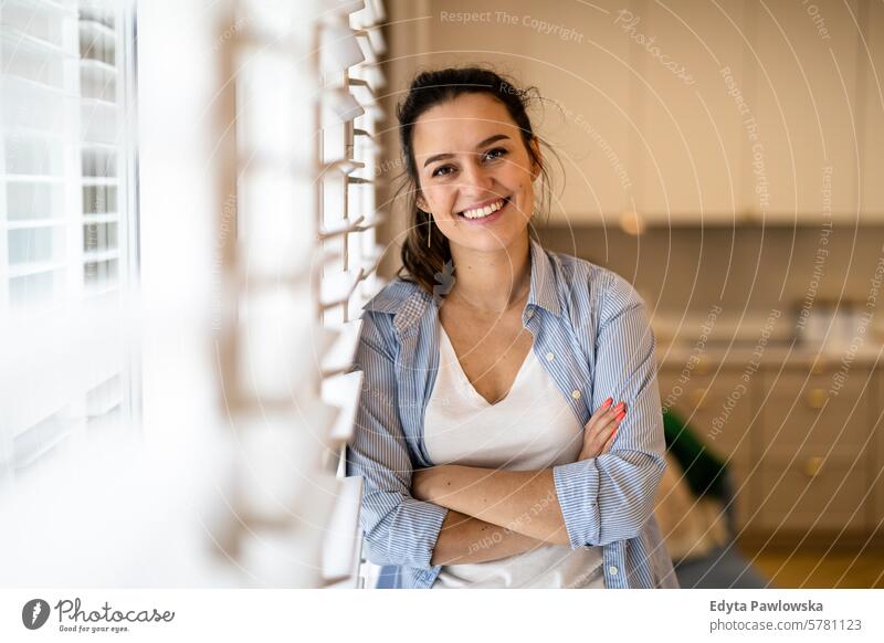 Porträt einer schönen jungen Frau, die zu Hause in der Küche steht Menschen eine Person Raum Wohnzimmer Erwachsener junger Erwachsener im Innenbereich