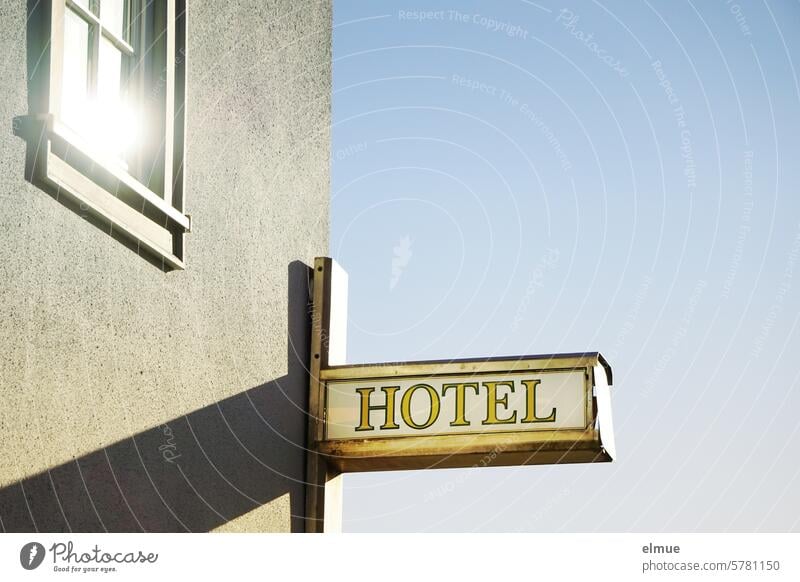 altes marodes Leuchtreklameschild  - HOTEL - an der Hauswand Hotel Übernachtungsmöglichkeit schlafen Schilder & Markierungen geschlossen