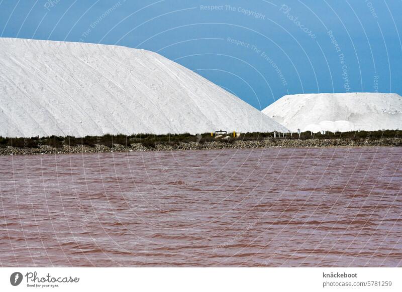 salzberge Salz Meer Wasser Salzgewinnung Saline weiß Meersalz Aigues-Mortes Rhône-Delta Frankreich pinkfarben Lagune Schwemmland der Rhone