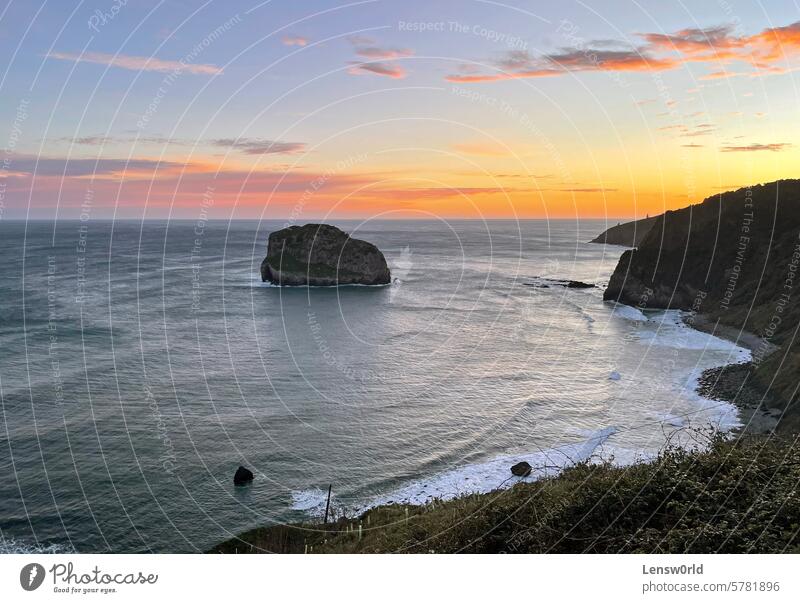 Meeresufer in San Juan de Gaztelugatxe in Spanien bei Sonnenaufgang Atlantik Strand Schönheit der Natur Klippe Cloud Küste Küsten- und ozeanische Landformen