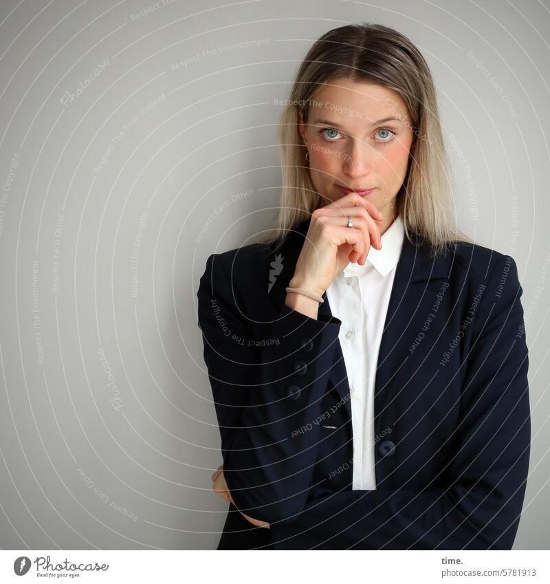 Frau im Jackett blond Portrait feminin Hand skeptisch Blick Blick in die Kamera prüfen langhaarig Hend Businessfrauen Schmuck