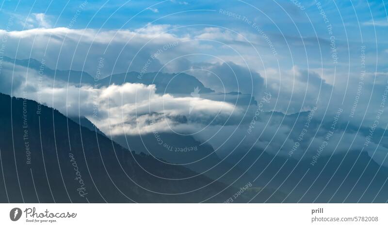 Bewölkte Alpenlandschaft Berge u. Gebirge Cloud alpin getrübt sonnig Italien Norditalien hoher Winkel Dunst Himmel hoch Wetter Atmosphäre Tal Bergkette