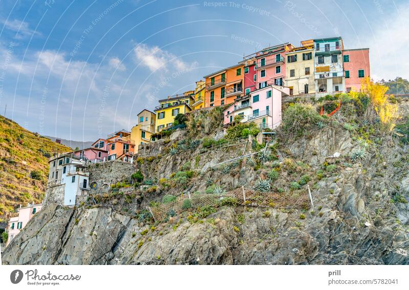 Landschaft um Manarola, eine kleine Stadt in der Küstenregion Cinque Terre in Ligurien, im Nordwesten Italiens Felsküste Uferbereich Nationalpark Cinque Terre