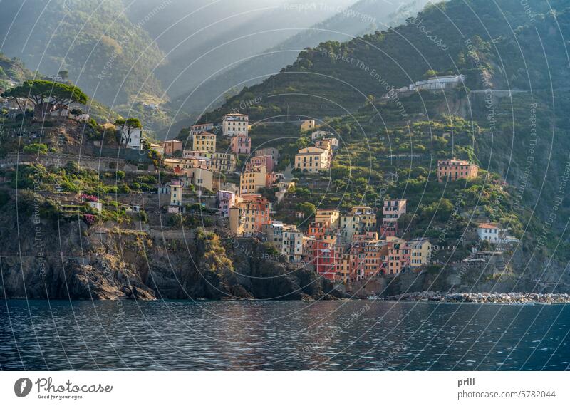 Die Landschaft um Riomaggiore, ein Dorf in der Küstenregion Cinque Terre in Ligurien, im Nordwesten Italiens Felsküste Uferbereich Nationalpark Cinque Terre