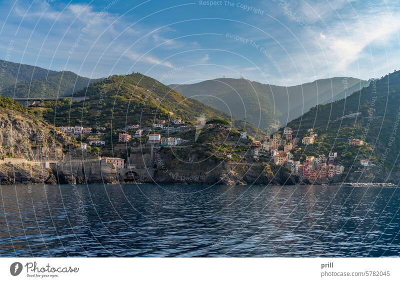 Küstenregion Cinque Terre in Ligurien, im Nordwesten Italiens Felsküste Uferbereich Nationalpark Cinque Terre Ligurisches Meer mediterran MEER Küstenlinie