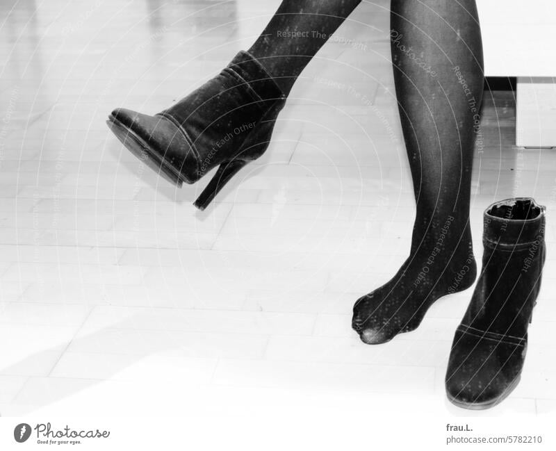 Kaputte Stiefeletten Schuhe Füsse Beine alt Frau feminin Mode Stil Spiegel schmutzig Fuß Füße sitzen Bett Highheels