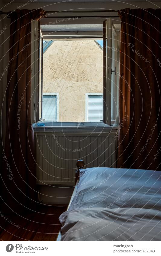 Schlafzimmer mit Ausblick Innenaufnahme Menschenleer Bett Farbfoto Häusliches Leben Wohnung Tag Raum Fenster schlafen ruhig Erholung Bettdecke Gedeckte Farben