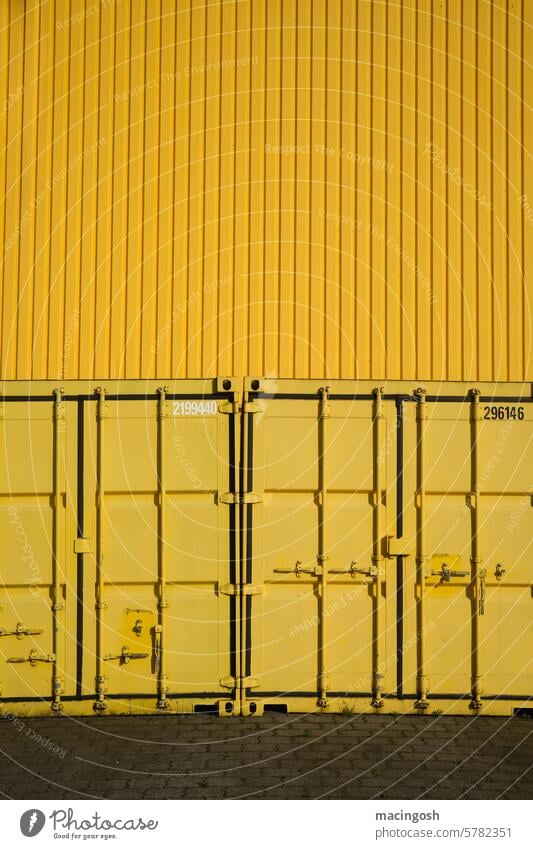 Gelbe Container vor gelber Blechwand Containerterminal Industrie Industriehalle Industriegebäude Industriegelände Industriegebiet Güterverkehr & Logistik Hafen
