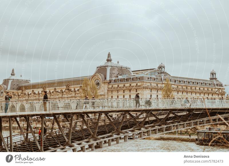 Paris, Frankreich im Vorfrühling Passerelle Leopold Sedar Senghor Brücke Straße Orsay-Museum Französisch reisen Stadtbild urban trist Tourismus Großstadt