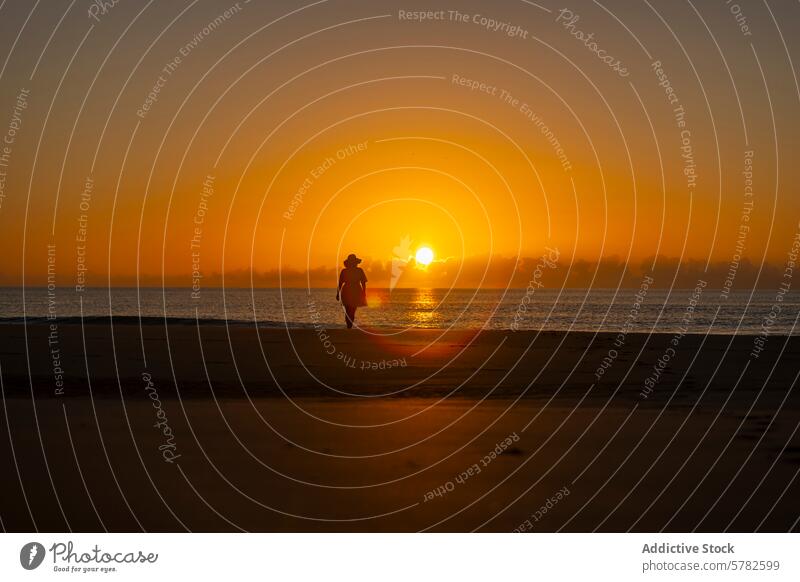 Frau genießt den Sonnenuntergang an einem ruhigen Strand Natur Silhouette Meer Horizont glühen warm unverdorben laufen sonnend Abend Sonnenlicht Erholung Sand