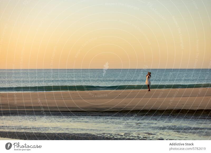 Gelassene Einsamkeit am Strand bei Sonnenuntergang Frau Erholung Natur ruhig Gelassenheit Meer Sand Küstenlinie Meereslandschaft Reflexion & Spiegelung