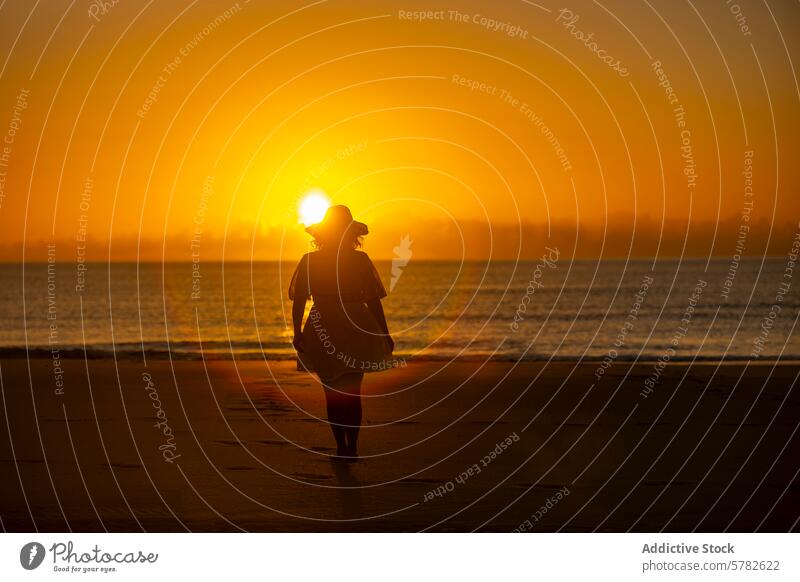 Gelassener Strandspaziergang bei Sonnenuntergang mit einer Frau Spaziergang Silhouette Freizeit Natur MEER Sand goldene Stunde entspannend ruhig Gelassenheit