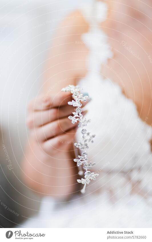Braut hält silberne Kopfbedeckung mit Kleid im Weichzeichner Hochzeit Kopfstück Nahaufnahme hochzeitlich Accessoire Silber Heirat Eleganz Mode Design
