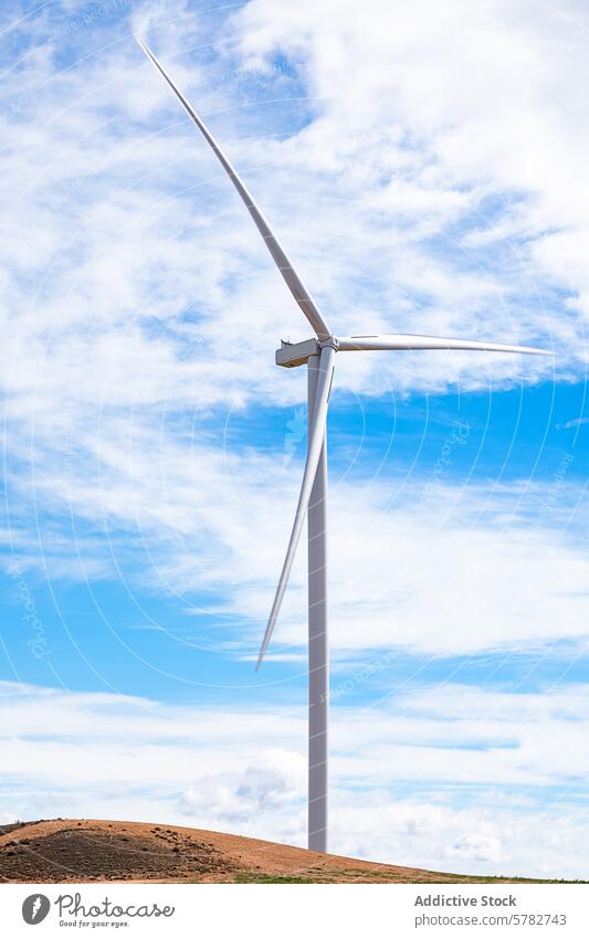 Majestätische Windturbine gegen einen bewölkten blauen Himmel Windkraftanlage Cloud nachhaltig Energie modern umgebungsbedingt Technik & Technologie