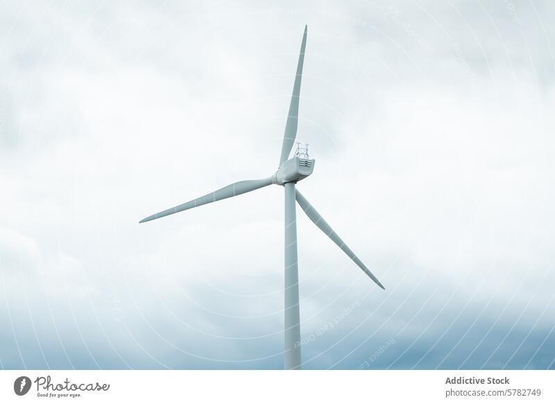 Moderne Windkraftanlage gegen bewölkten Himmel Erneuerbare Energie nachhaltig Cloud blau grau Technik & Technologie Kraft Stromerzeugung umgebungsbedingt