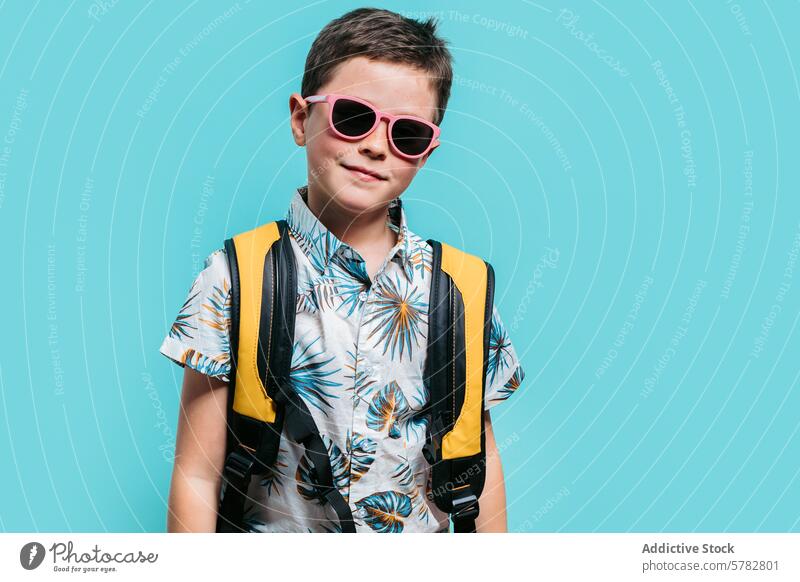 Junge im Sommeroutfit mit Sonnenbrille und Rucksack trendy tropisch Hemd Mode Stil Abenteuer Jugend cool lässig Accessoire Spaß Kindheit Freizeit modern reisen