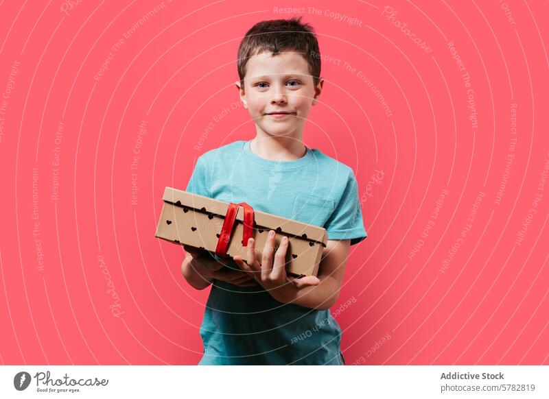 Junge mit Pappflugzeug auf rosa Hintergrund Karton Flugzeug handgefertigt Lächeln jung Kind stolz Halt klein Handwerk rotes Detail spielerisch Freude
