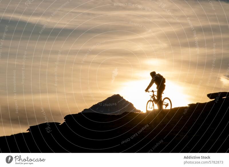 Sommerliches Mountainbiking bei Sonnenuntergang Silhouette Radfahrer Mountainbike Radfahren Abenteuer Sport im Freien Übung Natur Landschaft Abend