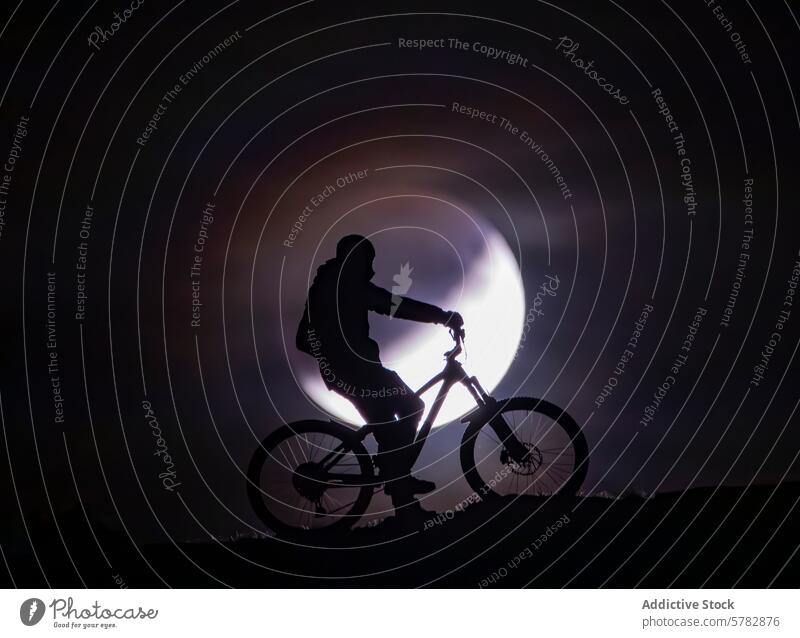 Sommernachtsradeln mit Vollmondsilhouette Silhouette Radfahrer Mountainbike Nacht Abenteuer Mitfahrgelegenheit Fahrrad Himmel im Freien Aktivität Freizeit Sport