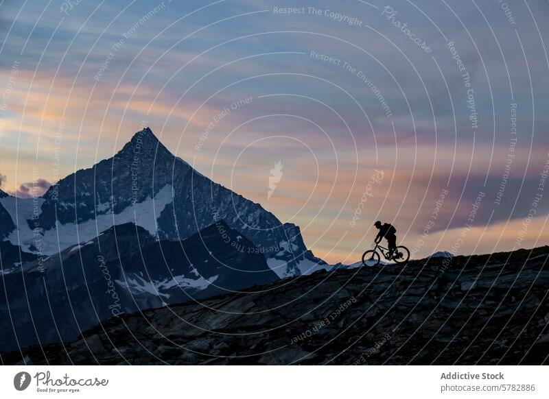 Mountainbiken in der Abenddämmerung mit schöner Alpenkulisse Berge u. Gebirge Radfahren Radfahrer alpin Sommer Abenteuer im Freien Aktivität Natur