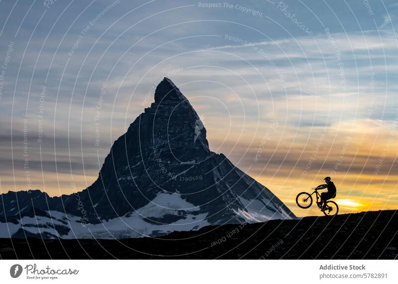 Sommer Radfahren Silhouette gegen Berg bei Sonnenuntergang Berge u. Gebirge Radfahrer Abend Mitfahrgelegenheit majestätisch Hintergrund Himmel Abenteuer