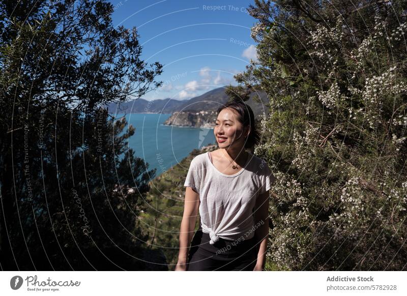 Gelassener Moment mit Blick auf das Mittelmeer Frau mediterran MEER Ansicht malerisch übersehen friedlich üppig (Wuchs) Grün Genuss Erholung Lächeln Natur Glück