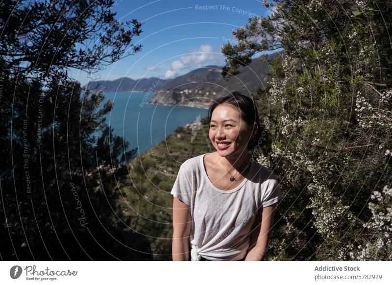 Frau genießt die malerische italienische Küste Lächeln reisen Abenteuer mediterran MEER Klippen Grün Freude im Freien Natur asiatisch Ansicht Italien Tourist