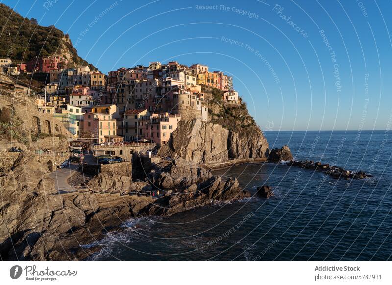 Küstendorf Cinque Terre in Italien bei Sonnenuntergang Küstenlinie Dorf farbenfrohe Häuser Architektur MEER mediterran reisen Tourismus Klippe