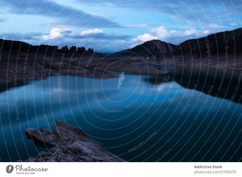 Ruhige Dämmerungsszene an einem stillen Bergsee Abenddämmerung Gelassenheit Gebirgssee Reflexion & Spiegelung Windstille launischer Himmel felsiger Aufschluss