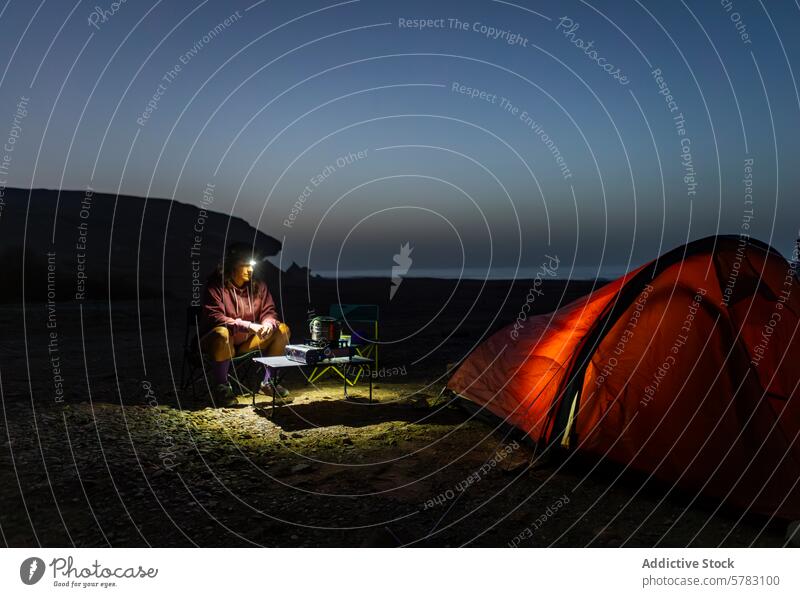 Solo-Camperin mit Stirnlampe genießt die Nacht auf Fuerteventura Frau Camping Zelt Kanarische Insel Spanien sich[Akk] entspannen Wildnis Ruhe im Freien
