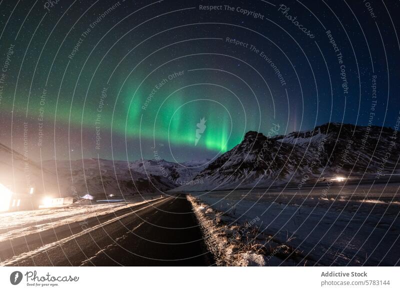 Majestätische Nordlichter über schneebedeckter isländischer Straße Island Schnee Nacht Berge u. Gebirge Landschaft grün Himmel Naturphänomene Winter kalt reisen