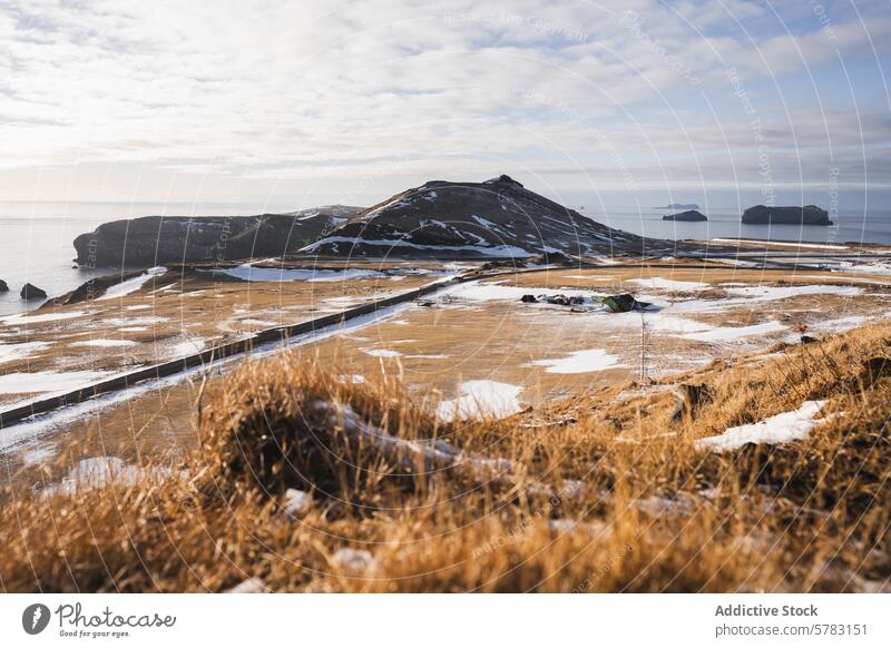 Ruhige Winterlandschaft an der isländischen Küste Island Landschaft ruhig Küstenlinie Schnee Himmel Meer Horizont Natur Gelassenheit kalt im Freien arktische