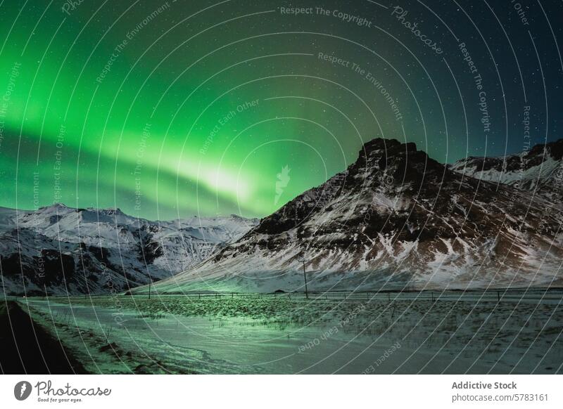 Majestätische Nordlichter über verschneiten isländischen Bergen Island Schnee Landschaft Nacht Himmel grün Naturphänomene Abenteuer reisen malerisch Schönheit