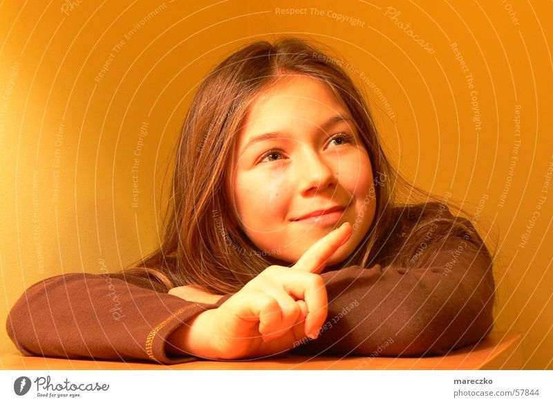 Zeig wo du guckst Kind Finger Mädchen gestikulieren Frau orange neugirig Auge zeigen Blick Begeisterung lachen Mensch Gesicht child