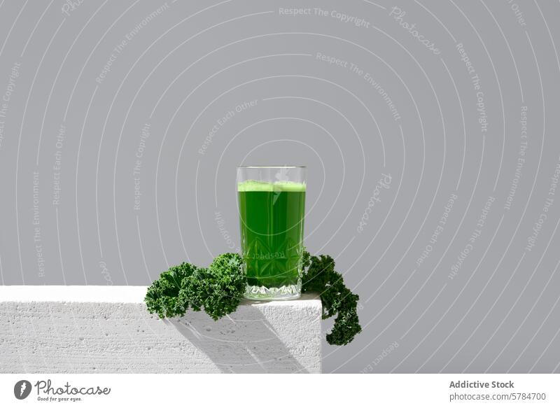 Frischer Grünkohlsaft in einem durchsichtigen Glas Kale Saft grün frisch Gesundheit Ernährung Gemüse trinken belaubt roh Entzug sauberes Essen Vitamin Smoothie