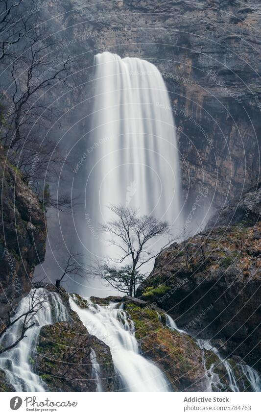 Mächtiger Wasserfall an der Quelle des Rio Mundo, heitere Naturschönheit Landschaft Kaskade reventón Nebel Grün Felsen natürliche Schönheit Gelassenheit