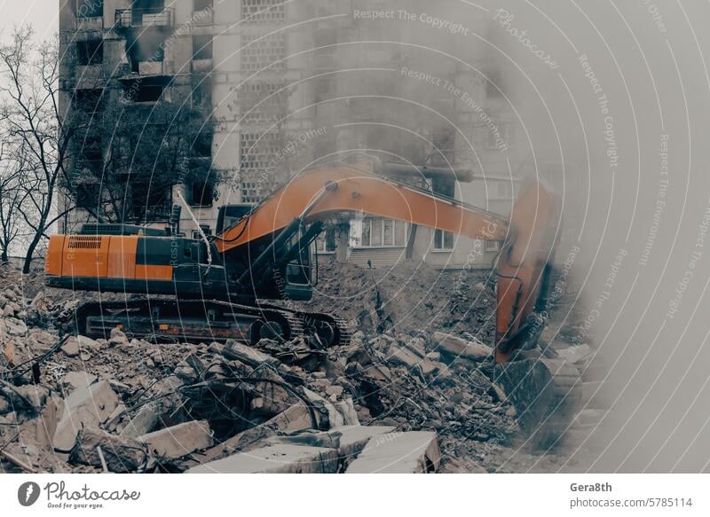 Baumaschinen zerstören die vom Krieg in der Ukraine betroffenen Häuser donezk Kherson kyiv Lugansk mariupol Russland Saporoschje aussetzen Verlassen attackieren