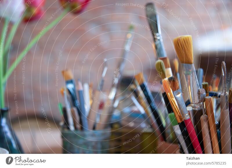 Kunst- und Handwerkszeug aus der Nähe betrachtet.   Bunte Palette von Pinseln und Farben abstrakt Acryl Künstler künstlerisch Bürste Kinder bunt Buntstifte