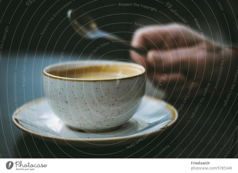 Kaffeepause Kaffeetrinken Kaffeetasse genießen Tasse Heißgetränk Café heiß lecker Kaffeelöffel Hand Kaffeetisch Getränk Nahaufnahme unscharfer Hintergrund