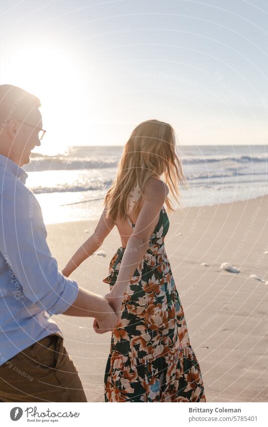 Mann und Frau gehen am Strand spazieren Paar Sonnenuntergang Liebe romantisch Partnerschaft Romantik Freundin