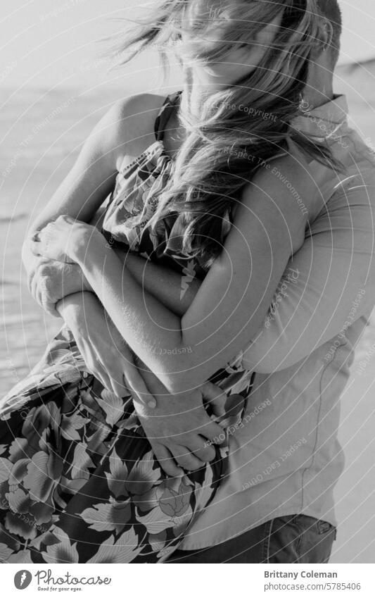 Schwarz-Weiß-Bild von Mann und Frau, die sich umarmen kuscheln Liebe Engagement romantisch Paar Zusammensein Umarmung Zuneigung Romantik Umarmen Glück aufgeregt