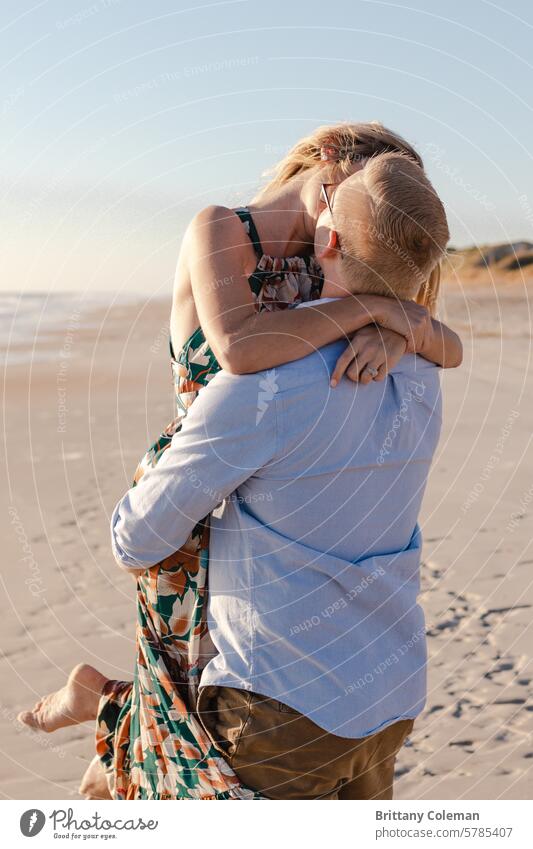Mann und Frau küssen sich am Strand kuscheln Liebe Engagement romantisch Paar Zusammensein Umarmung Zuneigung Romantik Umarmen Glück Küssen Partnerschaft